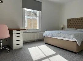 200m To Botanical Garden 3 Bedroom Victoria House