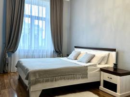 Lux apartments in the city center, with a view of the theater, near Zlata Plaza, hotel in Rivne