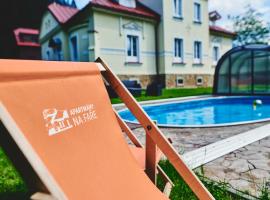 Apartmány Na Faře、ビーラーの駐車場付きホテル