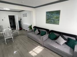Monochrome Emerald, hotel with parking in Brentwood