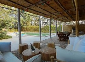 Magnifique coin de mas avec piscine privative, hotel in Meynes