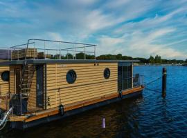 Hausboot Fjord POLARIS mit Biosauna in Barth, хотел в Барт