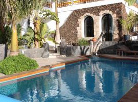 Villa Niki mit beheiztem Pool, hotell i Las Breñas