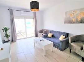 Coastal Getaway: 2 Apartments for up to 14 guests! Light-flooded and Spacious