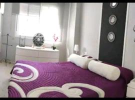 Habitación suite con baño a pies del río Guadalquivir, hotel in Coria del Río