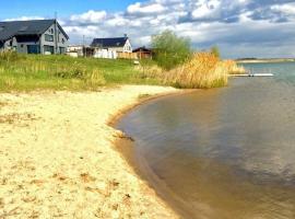 Ferienhaus / Ferienwohnung am Badesee nähe Leipzig mit Privatsstrand und Sauna, hotel in Löbnitz