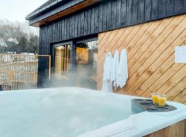 Projekt ŚWIT - domki z prywatną jacuzzi i sauną, hotel blizu znamenitosti Jastrzebica Ski Lift, Świnna