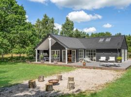Awesome home in Aakirkeby with WiFi and 3 Bedrooms, hytte i Vester Sømarken