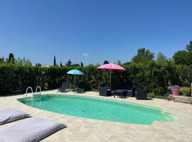 Au mas des glycines - Gîte La tropézienne - 6 personnes, hotel in Camaret-sur-Aigues