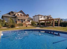 Beautiful Home In Otura With Outdoor Swimming Pool, Wifi And 5 Bedrooms, viešbutis mieste Otura