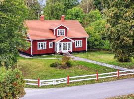 Gorgeous Home In lmeboda With Kitchen, villa em Älmeboda