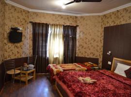 zoz 3s1, hotelli, jossa on pysäköintimahdollisuus kohteessa Srinagar