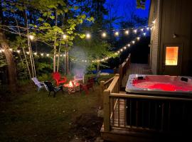 Wine Moose w Hot tub Fireplace Sauna 9min to Mt Snow, hotell med parkering i Dover