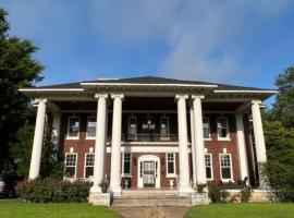 The Governor's Mansion - A Step Back in Time., cabaña en Clarksdale