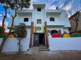 Peace & Freedom Guesthouse & Restaurant, hotel di Luxor