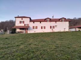 Gîte à la Ferme Larranda, hotel v destinaci Suhescun