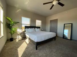 KING BEDS-Lg Apt-65 inch Roku-Walk to Food and Drinks, hotell i Fort Worth