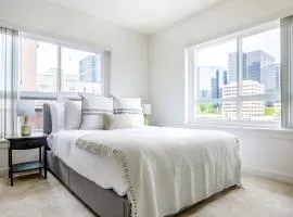 Downtown Bellevue Studio w WD Rooftop nr all SEA-139