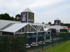 The Oaks Hotel Motel, hotel cerca de Parque acuático Jamberoo Action Park, Albion Park