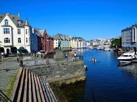 Penthouse by Brosundet, Free Parking Space, hotel in Ålesund