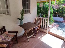 Appartement entier: chambre, cuisine + terrasse au calme sur jardin., allotjament a la platja a Marigot