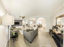 In-Shower Sauna, Fenced Yard w Deck & BBQ Near ATL, khách sạn ở Tucker