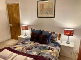 Comfortable stylish room in Hanwell, hotel with parking in Greenford