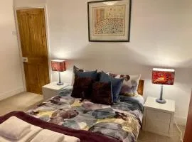 Comfortable stylish room in Hanwell