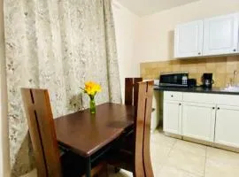 Hallandale Beach Motel with Free Parking and Full Kitchen !