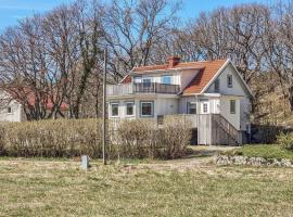 Nice Home In Lngekrr With Kitchen, cottage in Klövedal