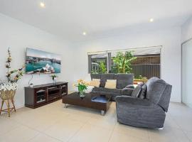 Spacious 5 Bedroom 2.5 bathroom House in Gregory Hills, hotel in Narellan