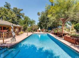 Villa La Reforma - Newly Designed 4BR HOUSE & POOL in Los Angeles by Topanga, pet-friendly hotel in Los Angeles