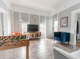 Mid-Century Cozy Home Near Indy Downtown , Foosball Table, cottage in Indianapolis