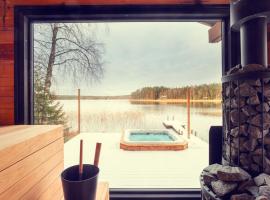 Beautifully renovated lakeside red cottage, hotel in Salo