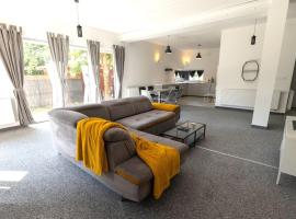 Modern 4 bedroom near Warsaw parking/wifi/200m2, alquiler vacacional en Marki