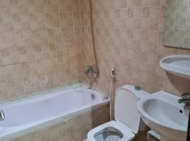 Almond Tower, Garden City – apartament w mieście Al Ḩamrīyah