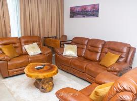 Luxury 2 Bedroom Apartment with Huge Balcony , Pool, Gym at Tribute House, apartamento em Accra