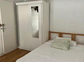 Habitación Económica, δωμάτιο σε οικογενειακή κατοικία στη Φιγκέρες