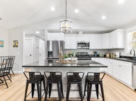 Brand New Bungalow with King Bed Suites in St Aug, Hotel in St. Augustine