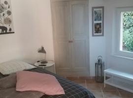 UNE CHAMBRE EN VILLE, hotel in LʼIsle-sur-la-Sorgue