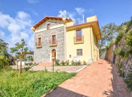 Cozy Apartment In Longobardi Marina With Kitchen, παραθεριστική κατοικία σε Longobardi