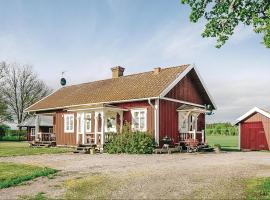 2 Bedroom Cozy Home In Lyrestad, hotel v destinaci Lyrestad