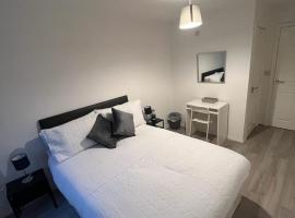 2 bedroom light, spacious aptmnt nr Heathrow, khách sạn có chỗ đậu xe ở Cranford