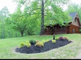 Windy Ridge-Pet-Friendly Smoky Mountain Cabin with Fishing Access, Fenced Yard & Free Tickets