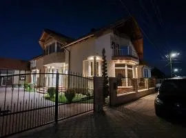 MeLux Airport House