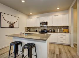 Hygee House Brand New Construction near Ford Idaho Center and I-84! Plush and lavish furniture, warm tones to off-set the new stainless appliances, play PingPong in the garage or basketball at the neighborhood park, Hotel in Meridian