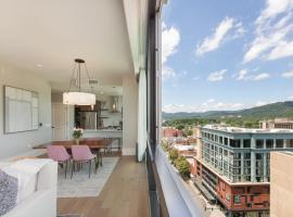 'Panoramic Pack Square' A Luxury Downtown Condo with views of Pack Square Park at Arras Vacation Rentals, hotel em Asheville