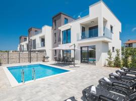 Awesome Home In Radmani With Outdoor Swimming Pool, 2 Bedrooms And Heated Swimming Pool, hotel em Radmani