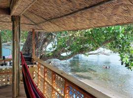 Borbon's Treehouse By the Sea、マンバヤオのホテル
