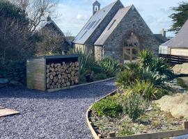 Converted chapel - Sant Pedr Newydd - with sea views, בית נופש בAmlwch